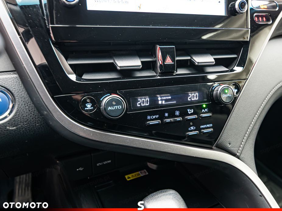 Toyota Camry 2.5 Hybrid Executive CVT - 21
