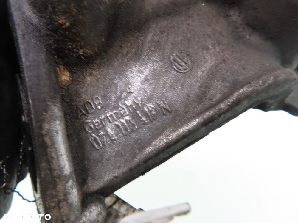 PODSTAWA FILTRA OLEJU VW 2.4 D 074115417N - 2