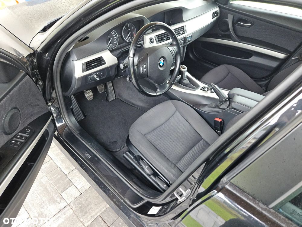 BMW Seria 3 318d Touring - 10