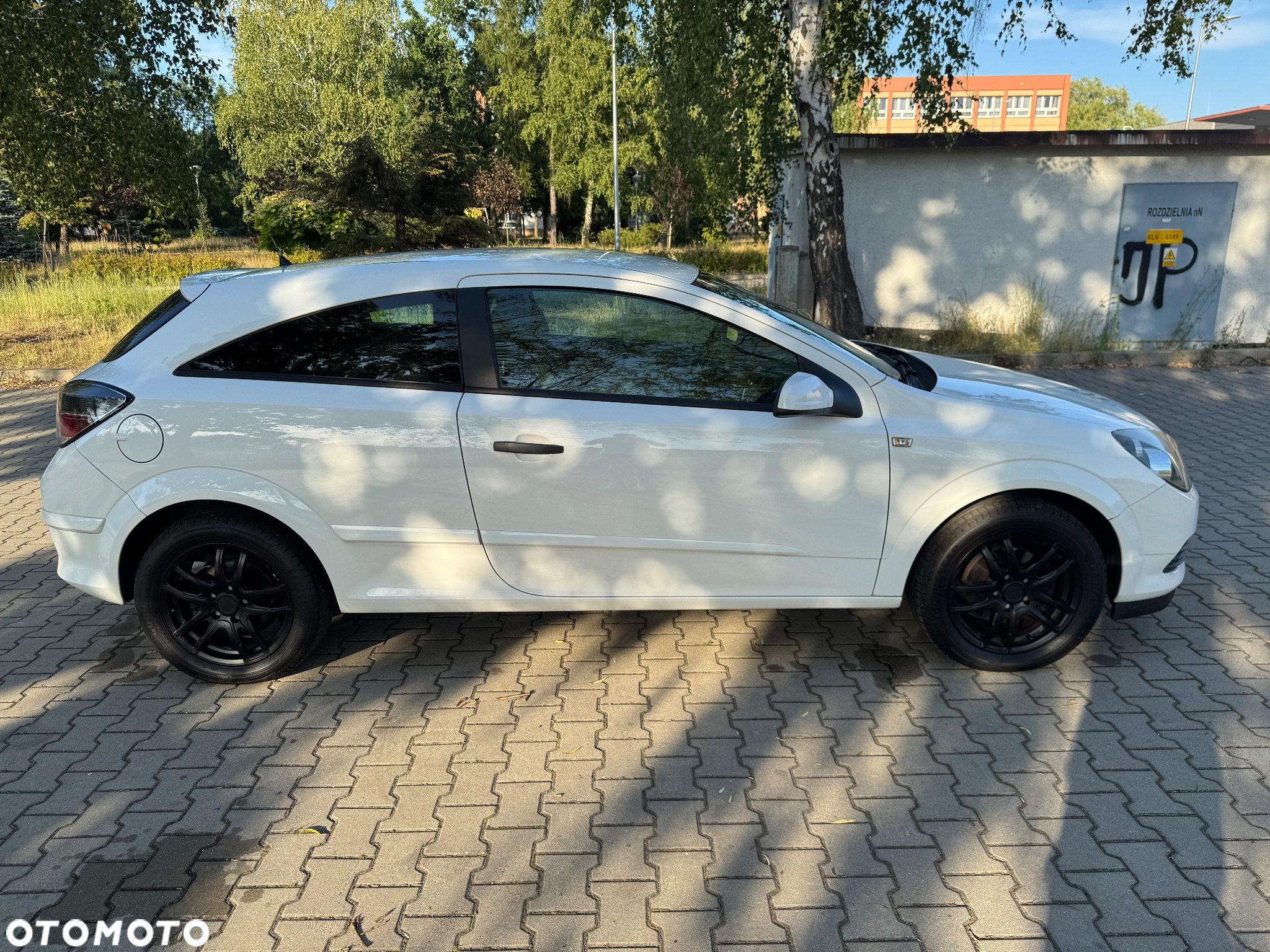 Opel Astra GTC 1.6 Black&White - 4
