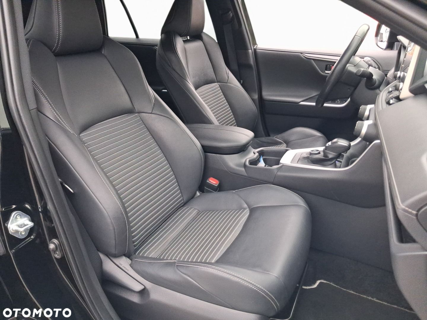 Toyota RAV4 2.5 Hybrid Black Edition by JBL 4x4 - 14