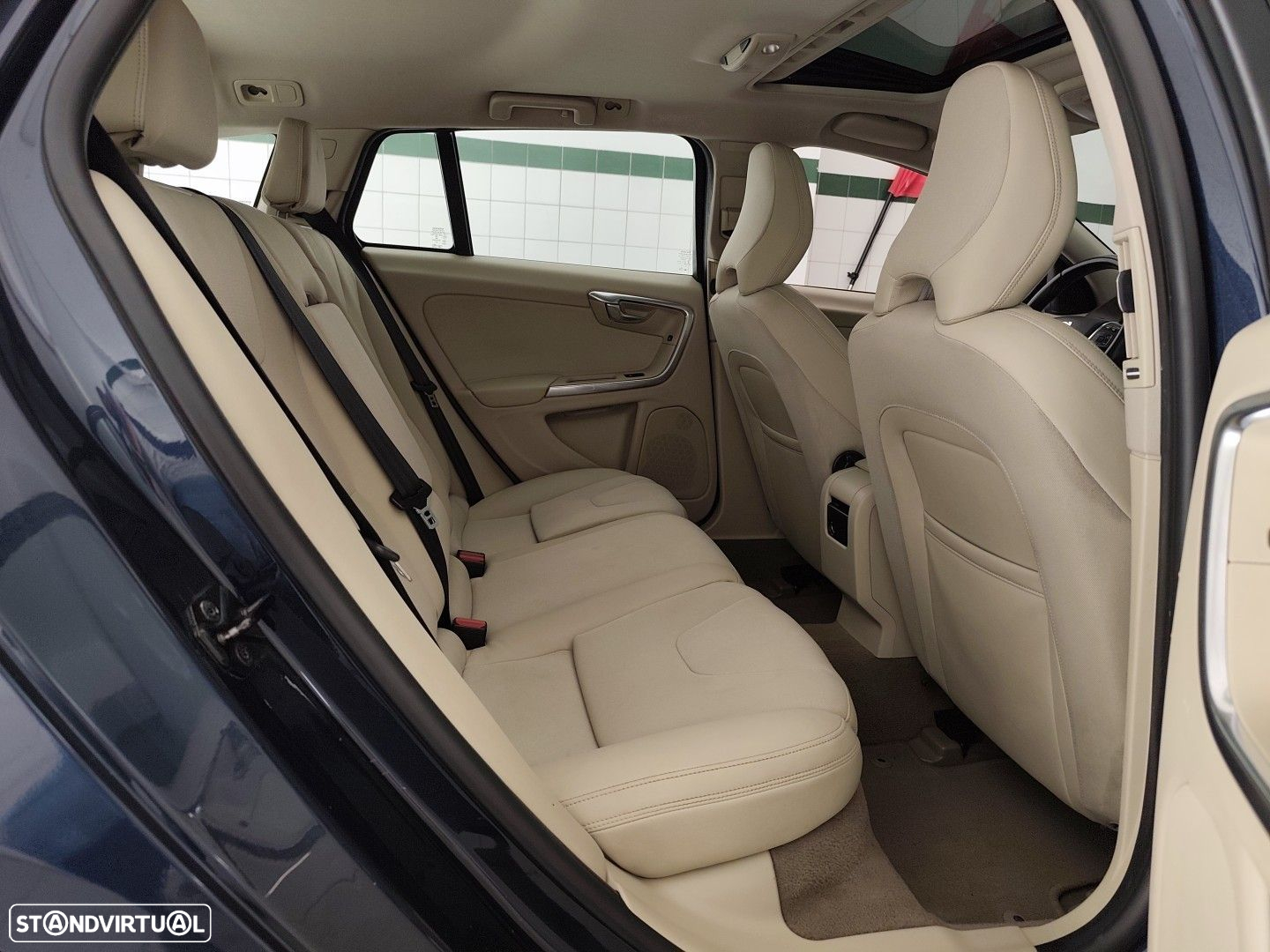 Volvo V60 2.0 D4 Momentum - 15