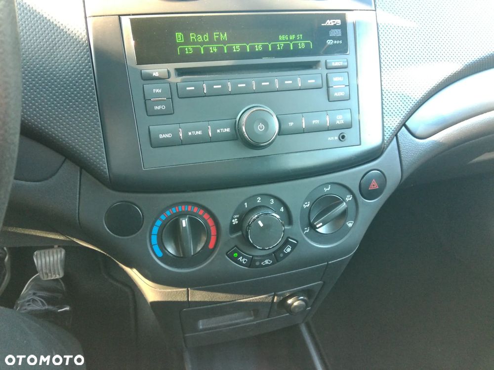 Chevrolet Aveo 1.2 16V Base / Classic - 11