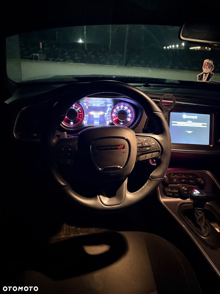 Dodge Challenger - 12