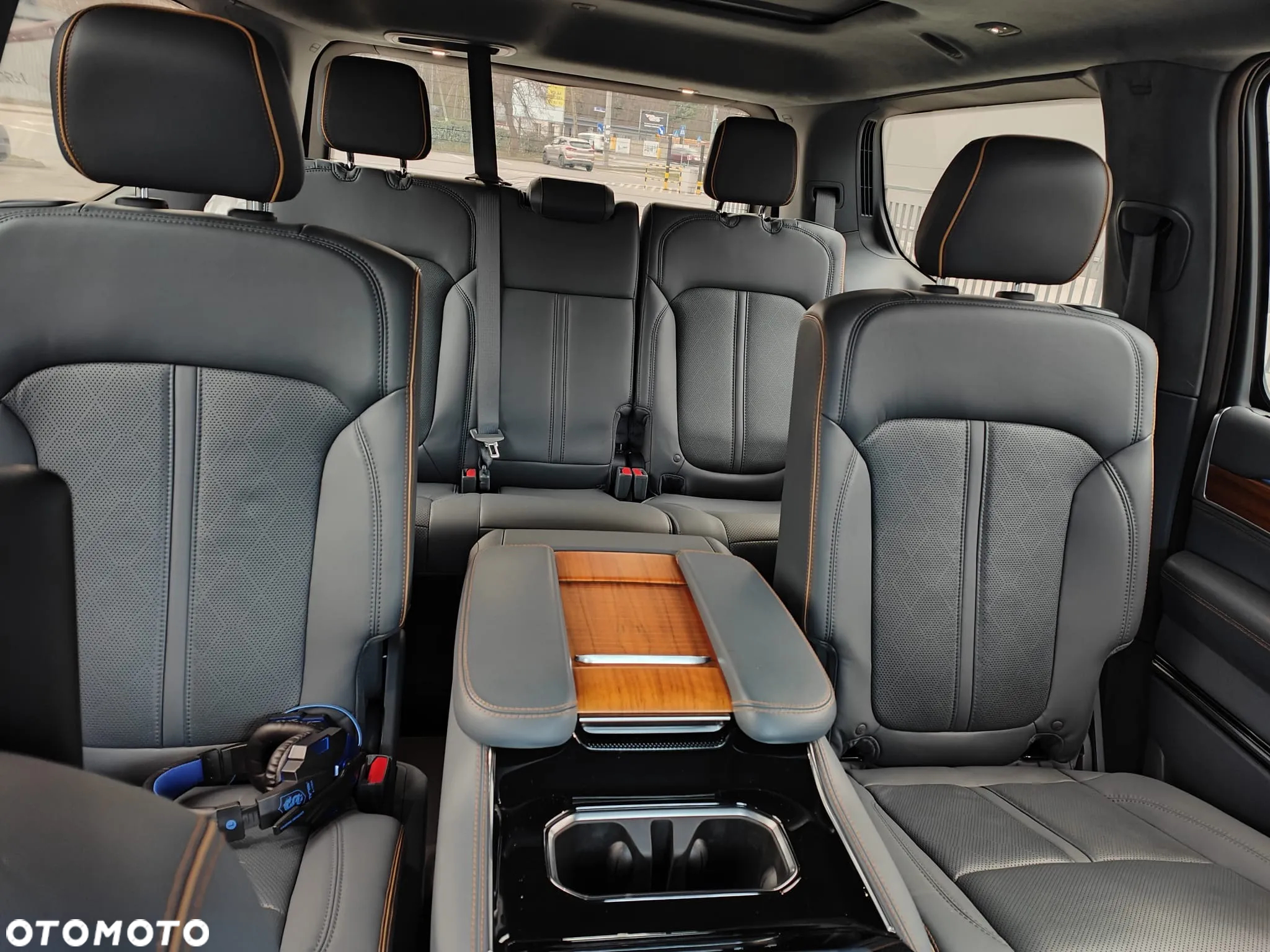 Jeep Wagoneer - 32