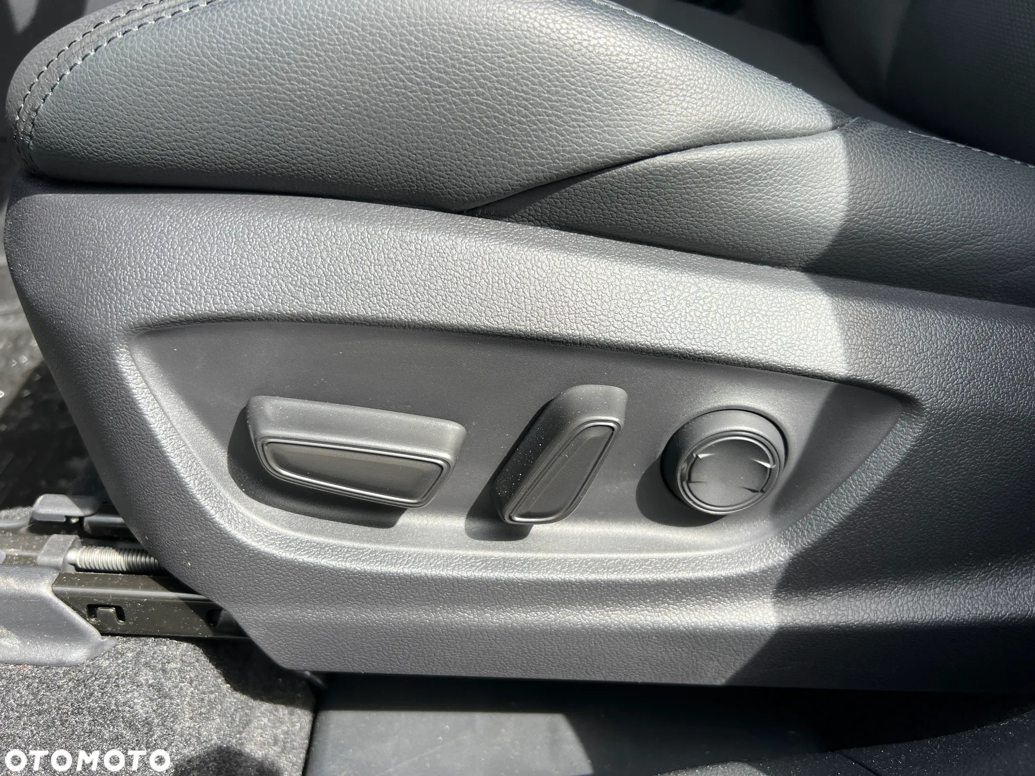 Toyota Corolla Cross 2.0 Hybrid Executive AWD - 29
