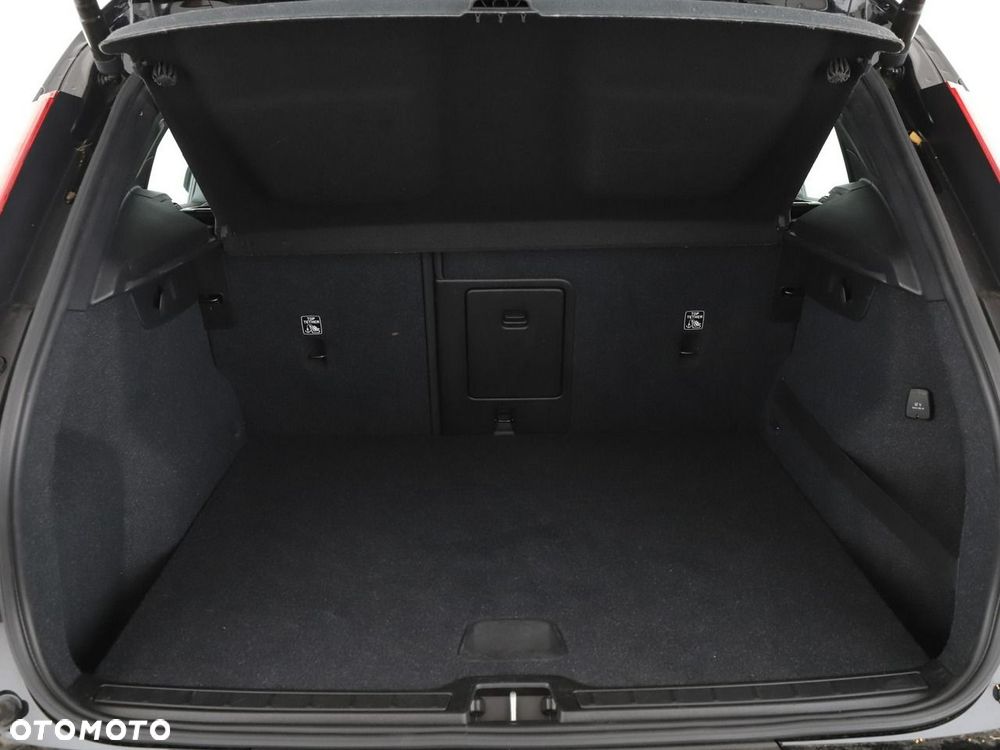 Volvo XC 40 D4 AWD Momentum Pro - 21
