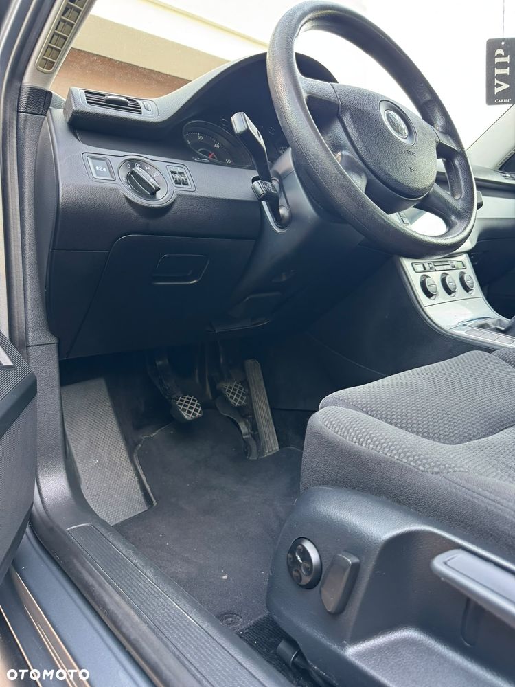 Volkswagen Passat 2.0 TDI Individual - 14
