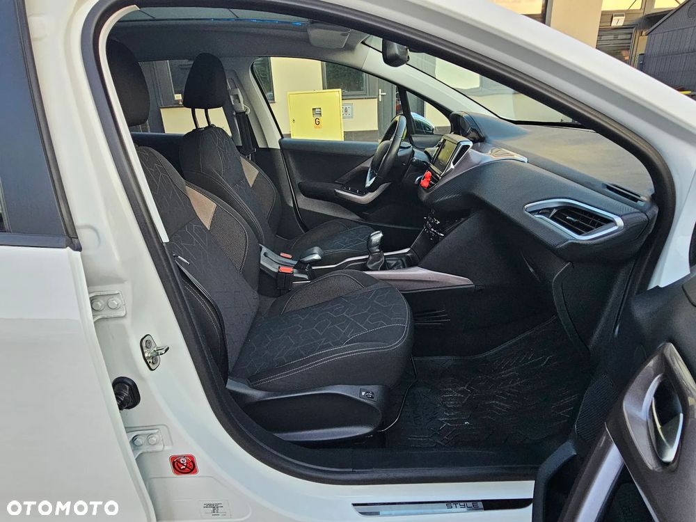 Peugeot 2008 1.2 Pure Tech Style S&S - 10