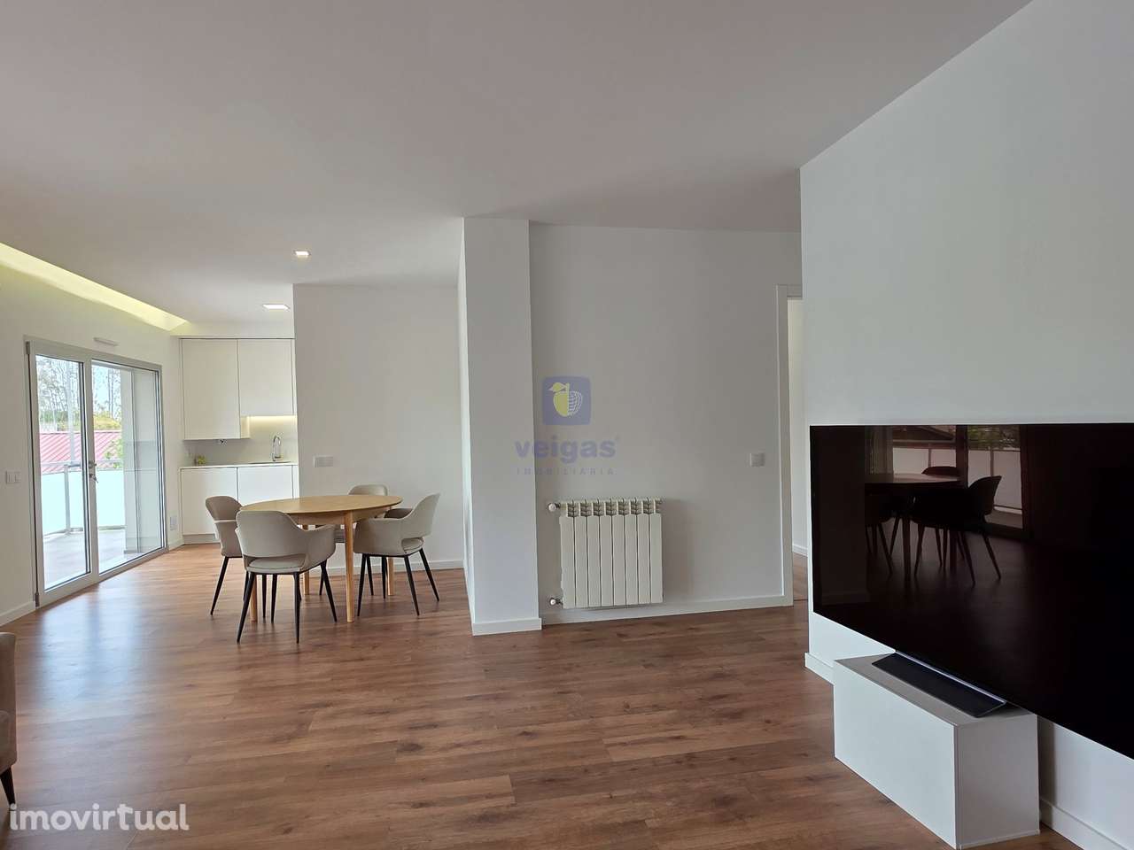 Apartamento semi-novo, T2, 2 WC, box p/ 2 carros e arrumos, em Leiria - Grande imagem: 4/36