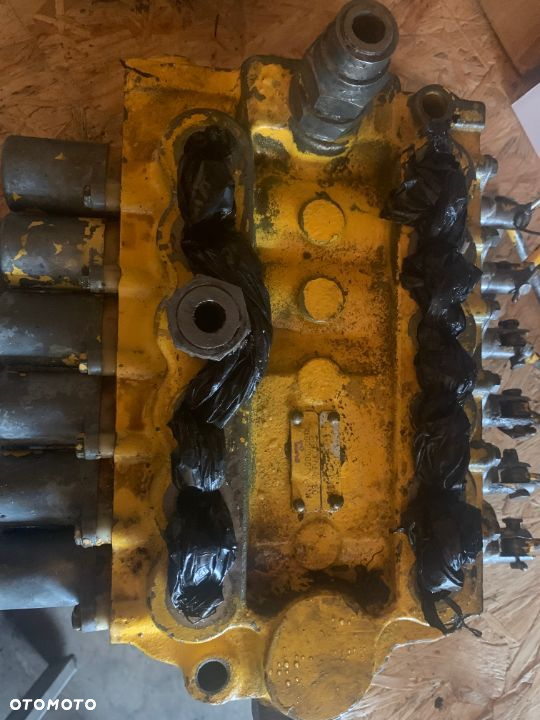MPVC33DDDDDD1X Rozdzielacz 6 sekcyjny hydrauliczny tylny do koparko ładowarki JCB 3CX - 2