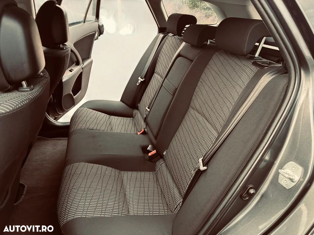 Toyota Avensis 1.6 Executiv - 8