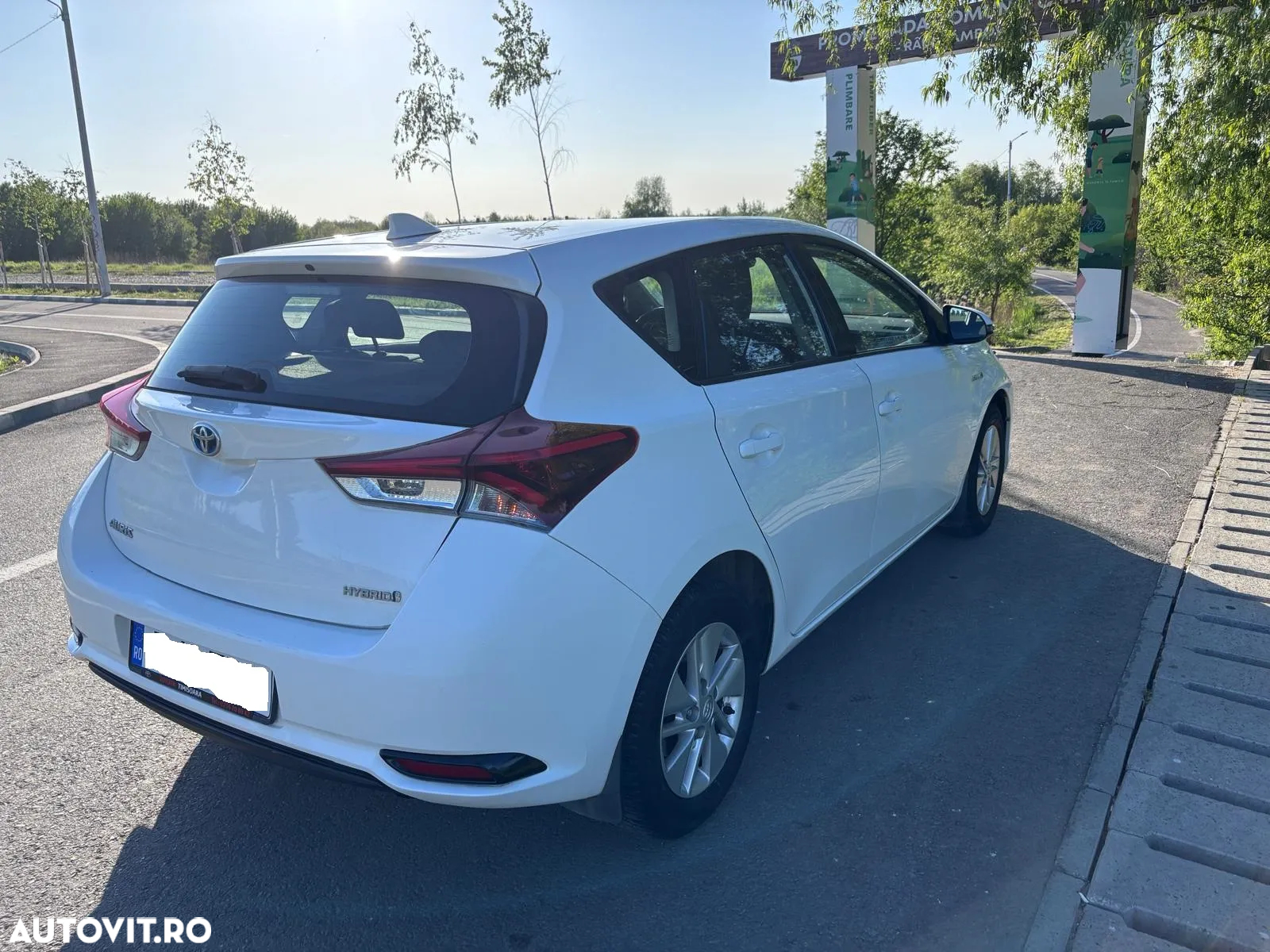 Toyota Auris 1.8 L VVT-i Hybrid Sol - 2