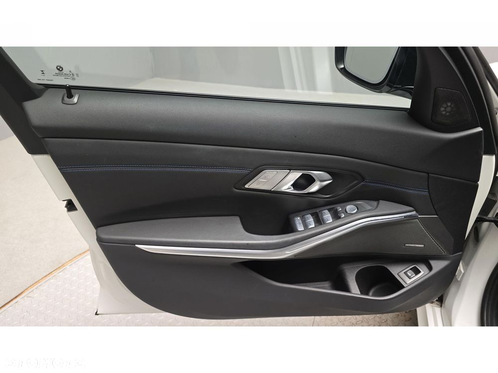 BMW Seria 3 320d xDrive M Sport sport - 17