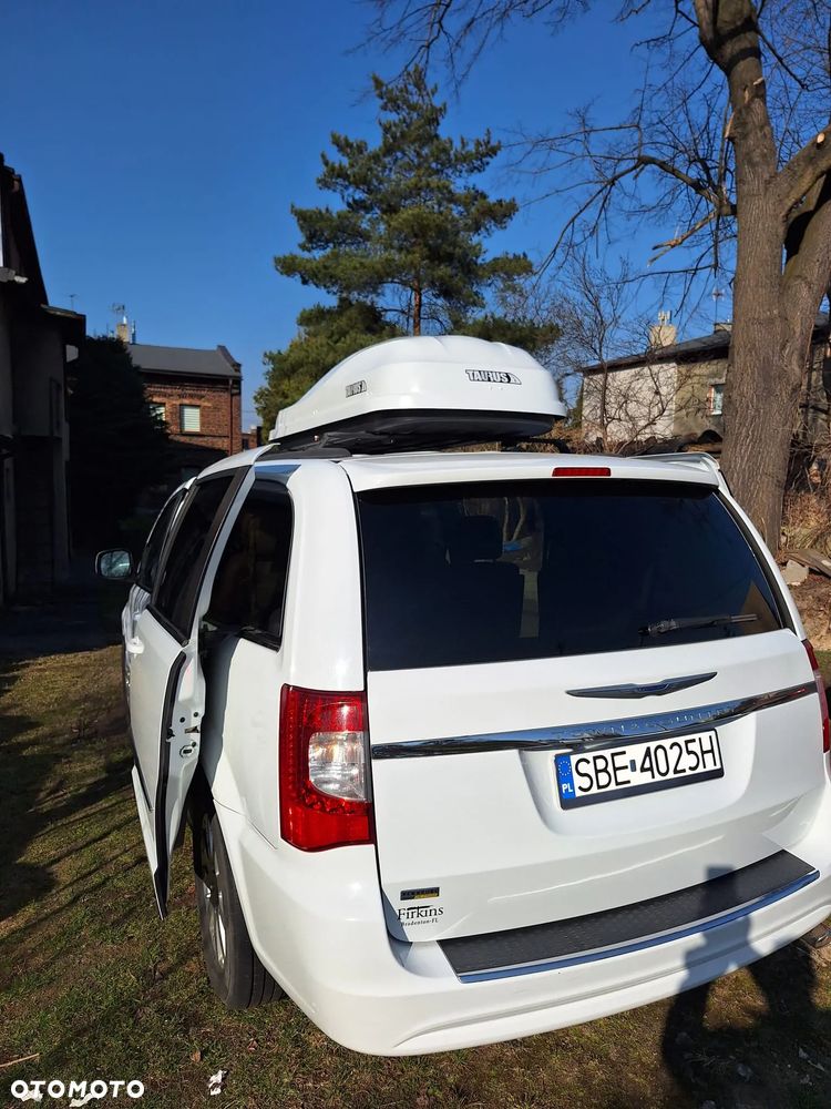 Chrysler Town & Country - 3