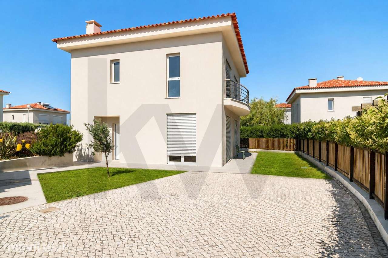 Moradia Familiar Contemporânea com Vista Panorâmica para a Serra de Si - Grande imagem: 2/27