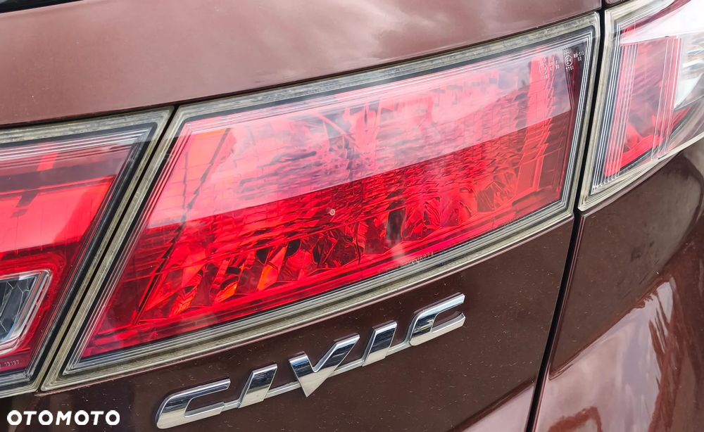HONDA CIVIC UFO VIII 11r LIFT LAMPA W KLAPĘ PRAWY TYŁ - 1