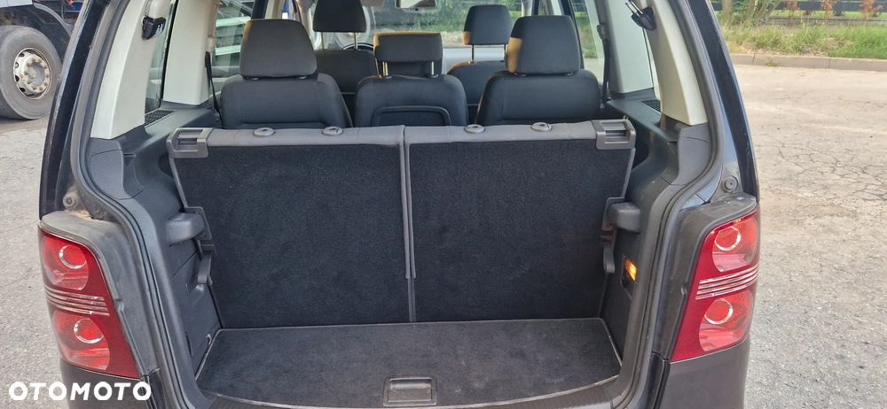 Volkswagen Touran 2.0 TDI Trendline DSG - 10