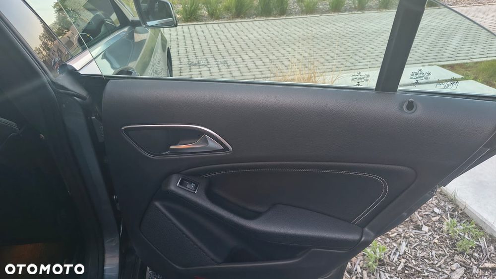 Mercedes-Benz CLA 180 7G-DCT - 21