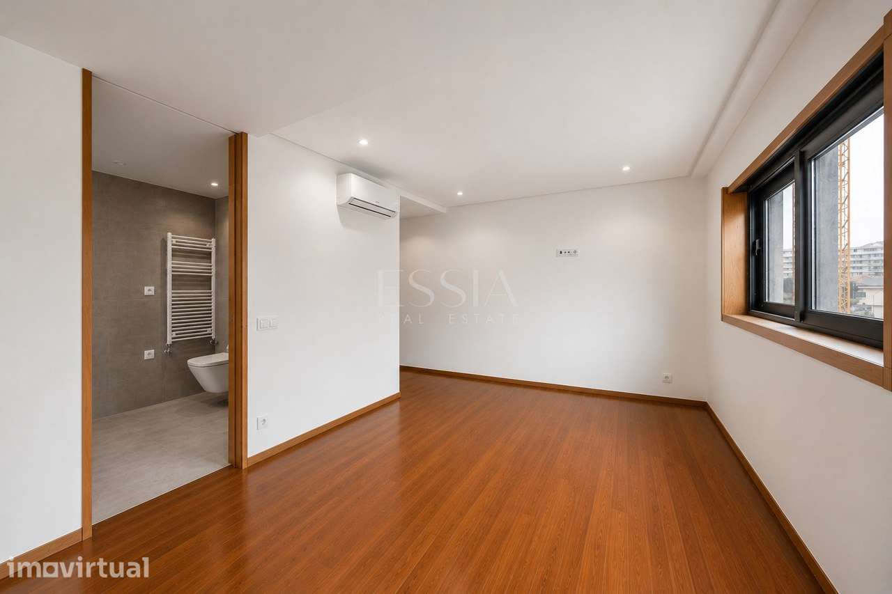 Apartamento T4 com Varanda e Quatro Lugares de Garagem - Grande imagem: 5/37