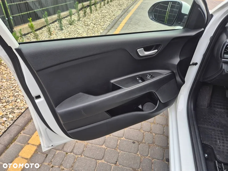 Kia Rio 1.2 L - 12