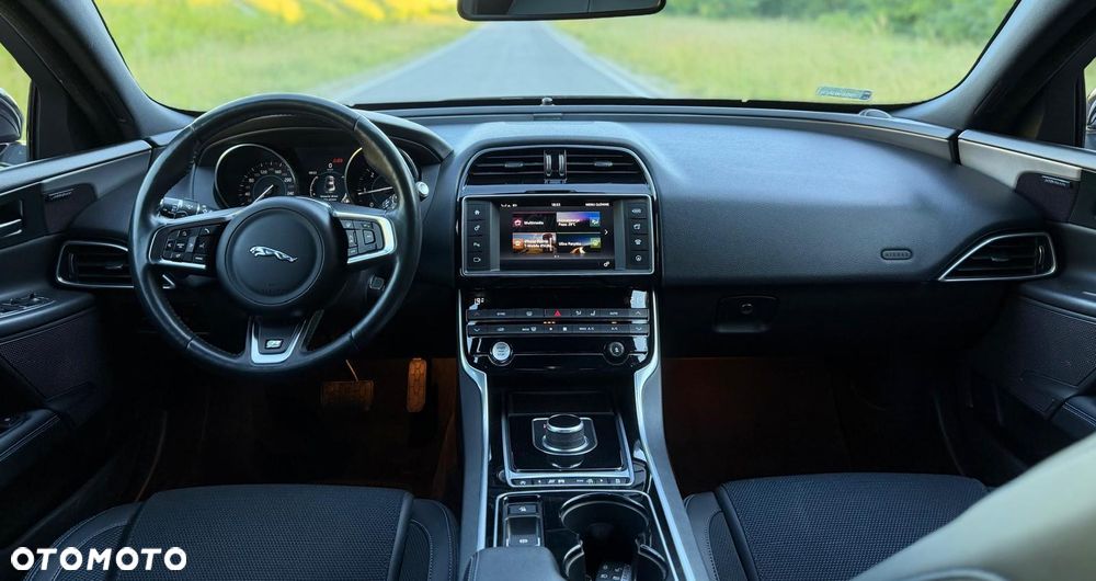 Jaguar XE 2.0 D R-Sport - 7