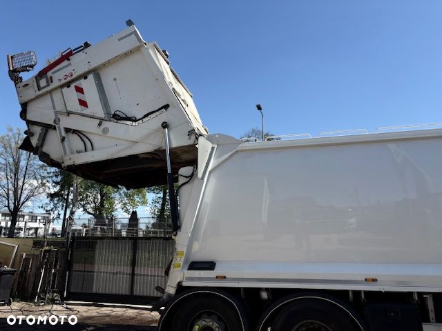 Renault D 26 Wide śmieciarka Euro 6 - 12