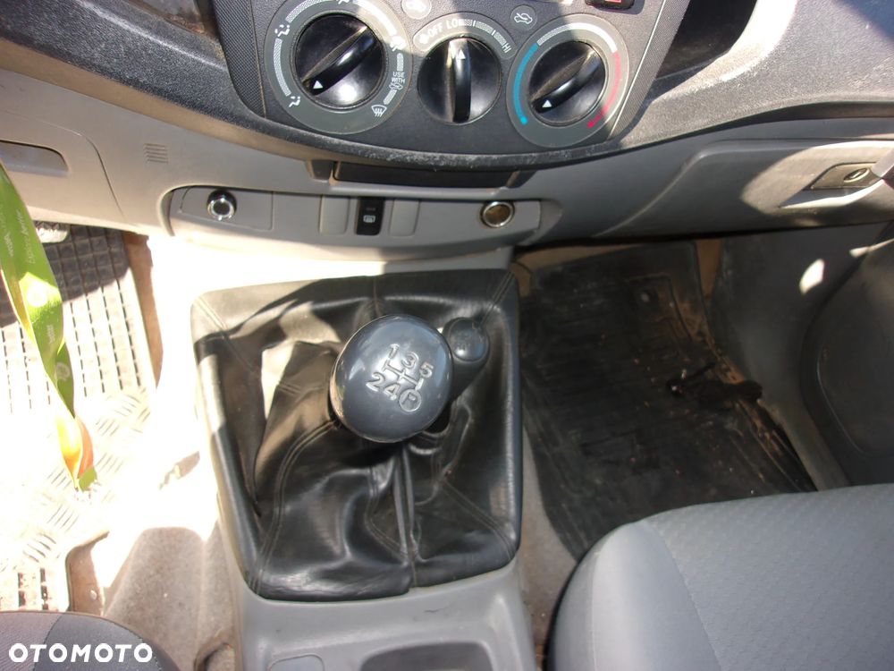 Toyota Hilux 2.5 D-4D Active - 24