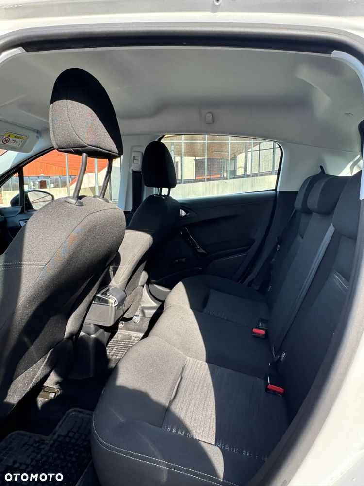 Peugeot 208 - 18