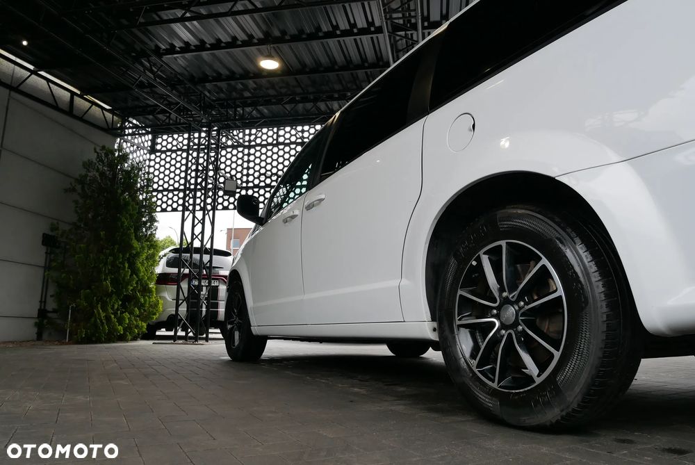 Dodge Grand Caravan - 34
