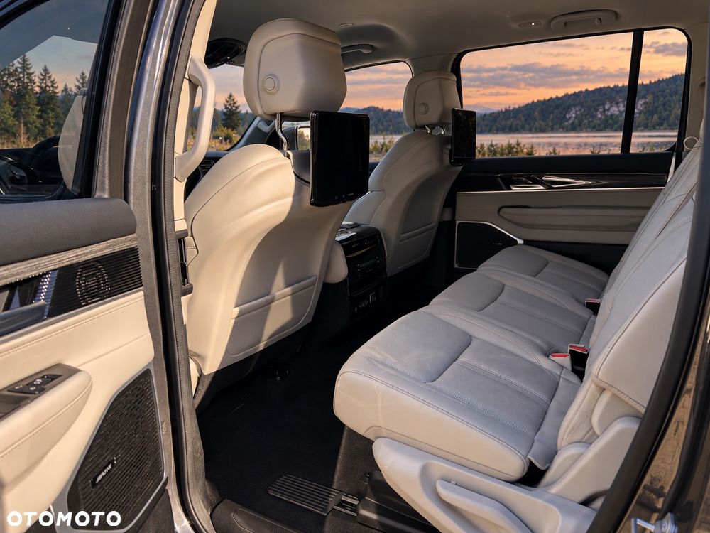 Jeep Wagoneer - 32