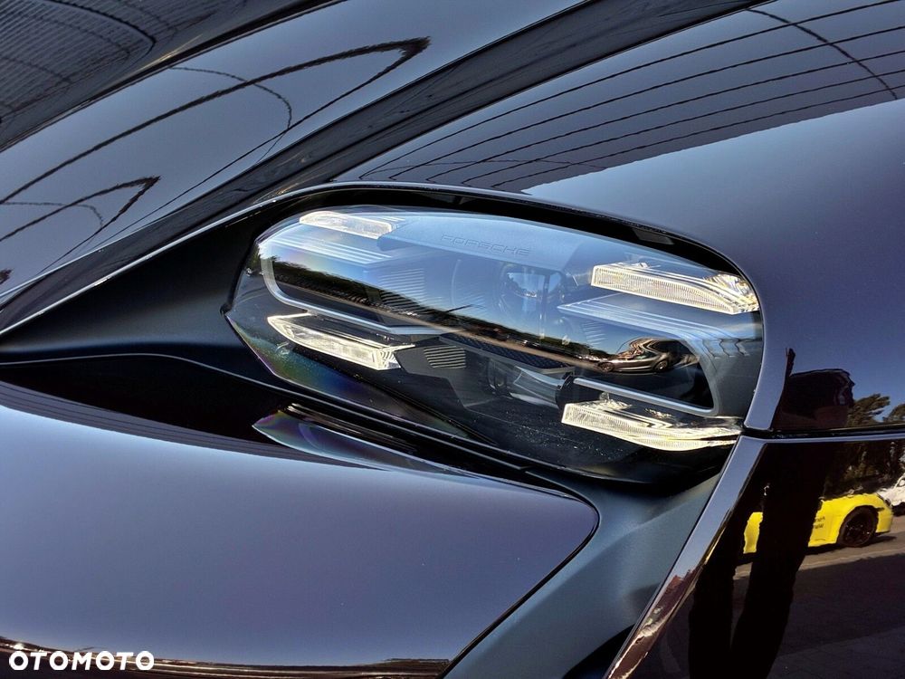 Porsche Taycan - 11