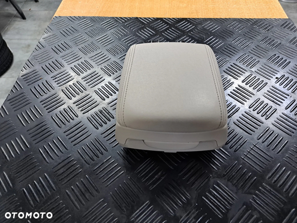 Podłokietnik Volvo V50 S40  Przedlift do 07R