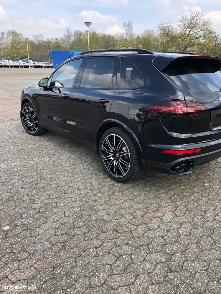 Porsche Cayenne Turbo S - 14