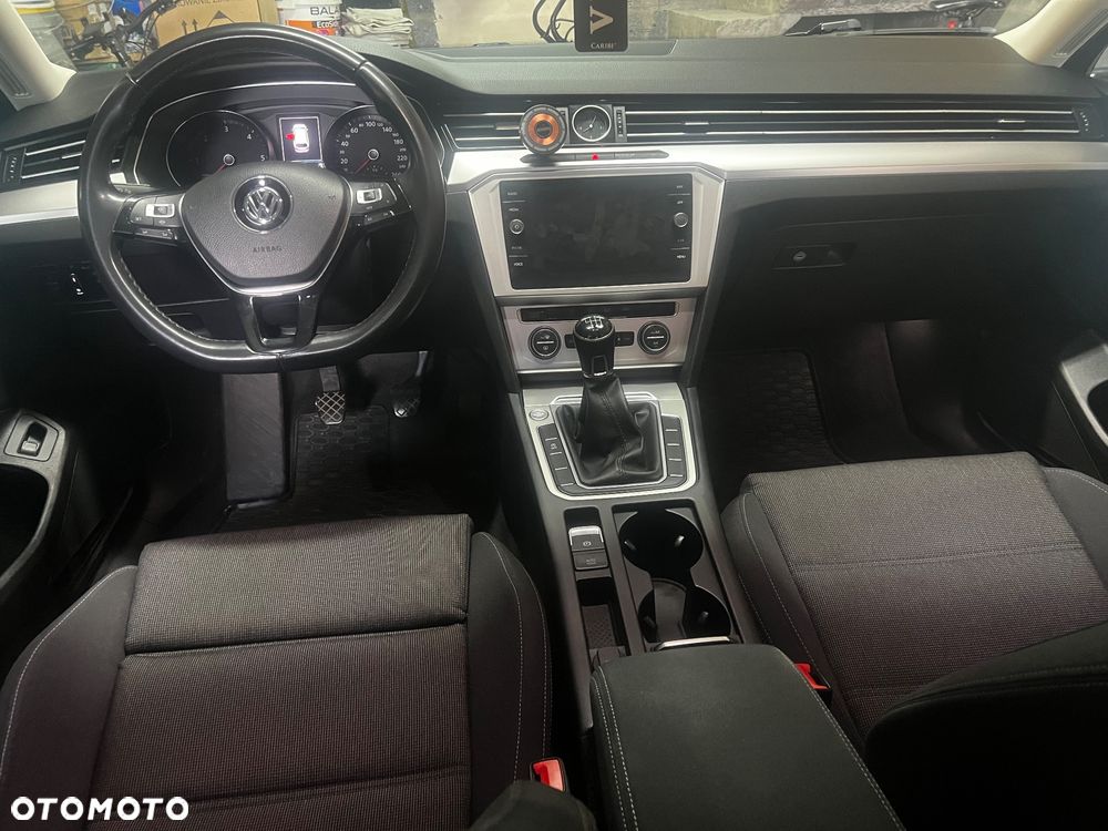 Volkswagen Passat 2.0 TDI SCR Comfortline - 15