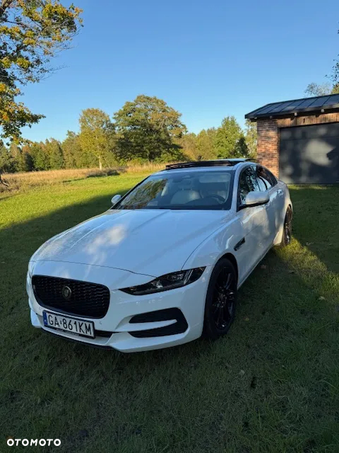 Jaguar XE 2.0 P250 R-Dynamic SE - 4
