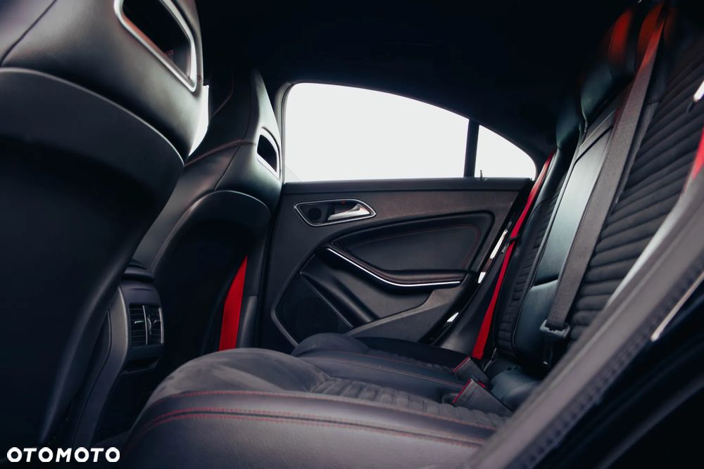 Mercedes-Benz CLA 45 AMG 4Matic 7G-DCT - 33