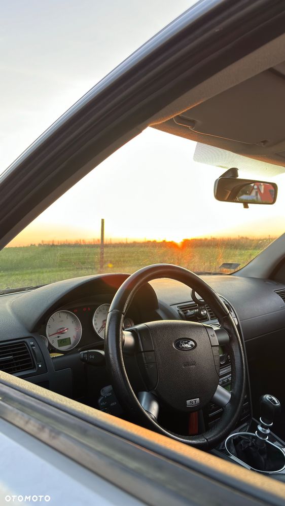 Ford Mondeo 3.0 V6 ST 220 - 38