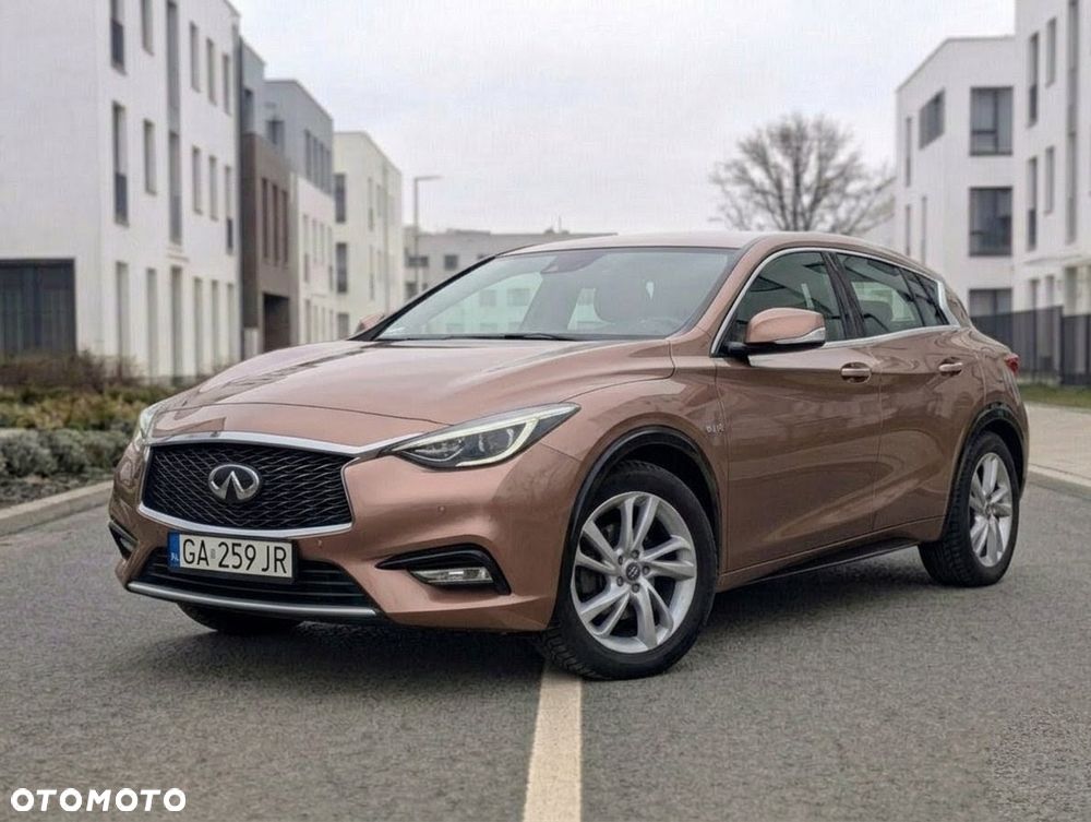 Infiniti Q30 - 1