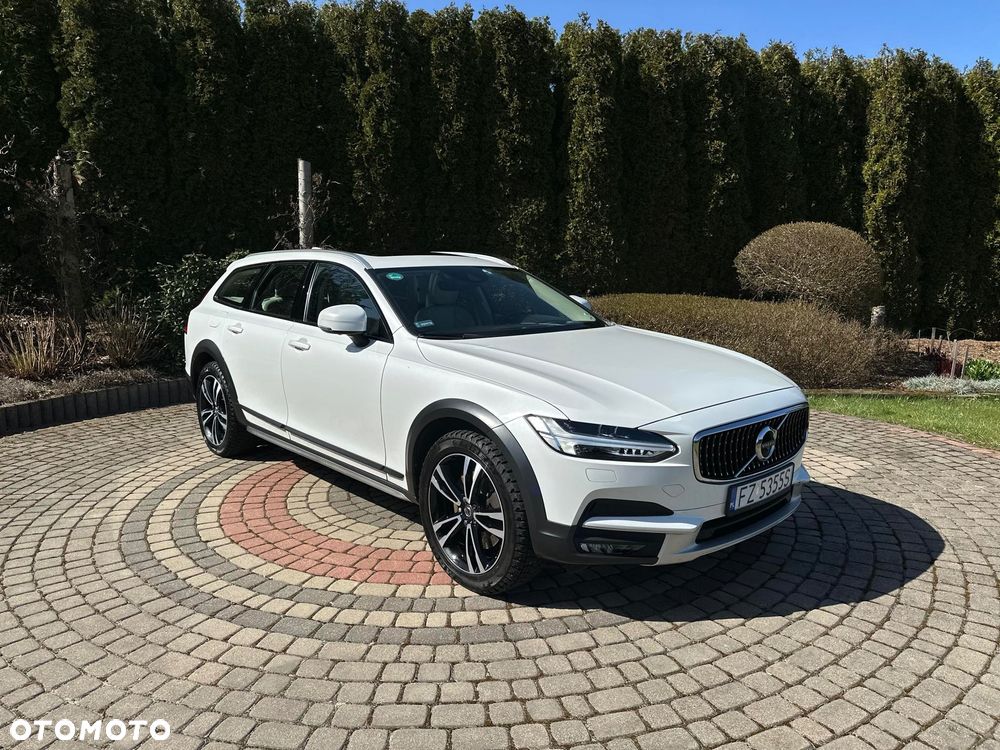 Volvo V90 Cross Country - 1