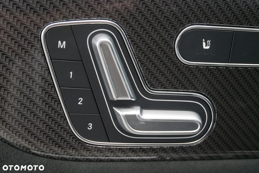 Mercedes-Benz GLA - 32