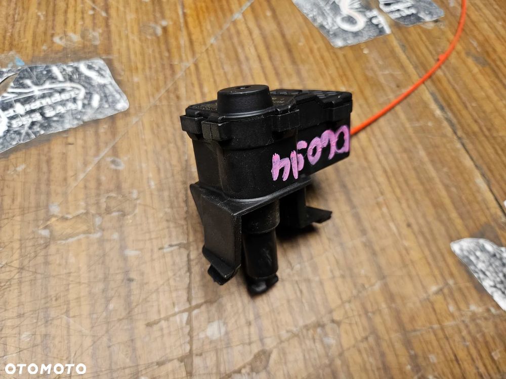 Siłownik 8K0862153D 4F0862165A Silniczek Elektryczny Cięgno Zamek Klapki Wlewu Paliwa Awaryjne Otwieranie Audi A4 B8 A5 A6 Q5 - 8