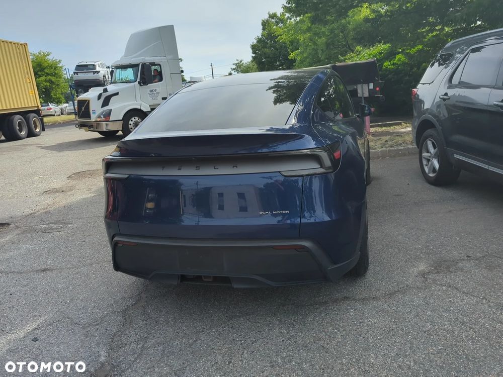 Tesla Model Y - 11