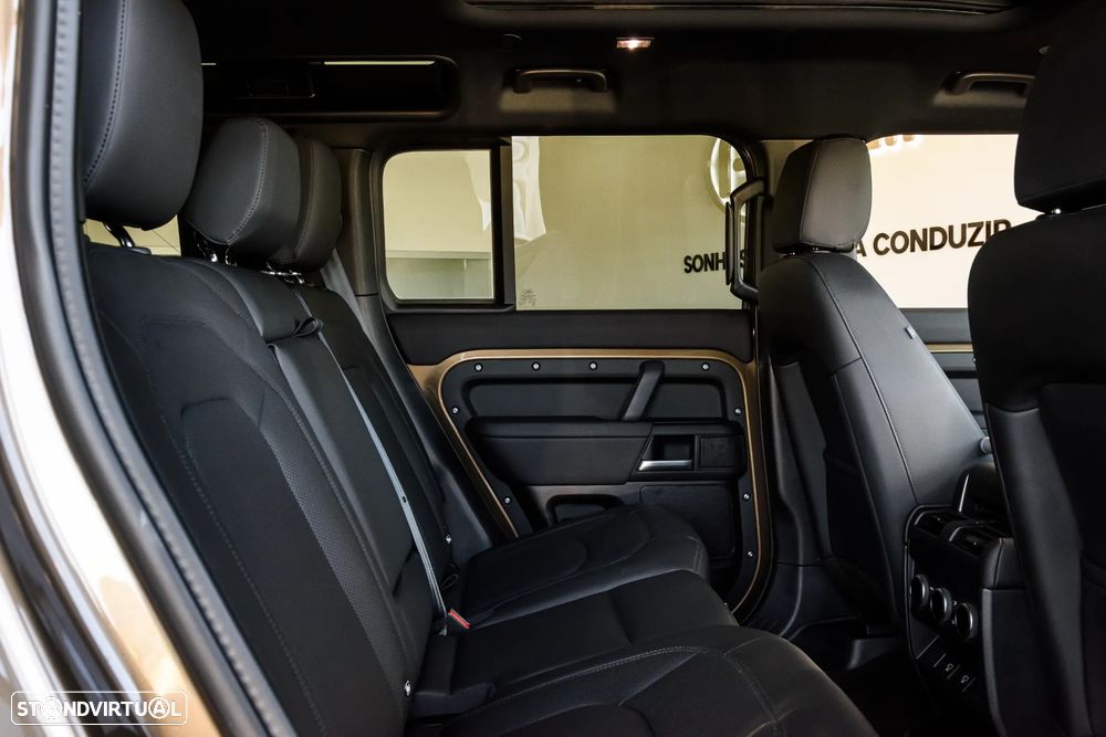 Land Rover Defender 2.0 P300e 110 AWD X-Dynamic SE - 35