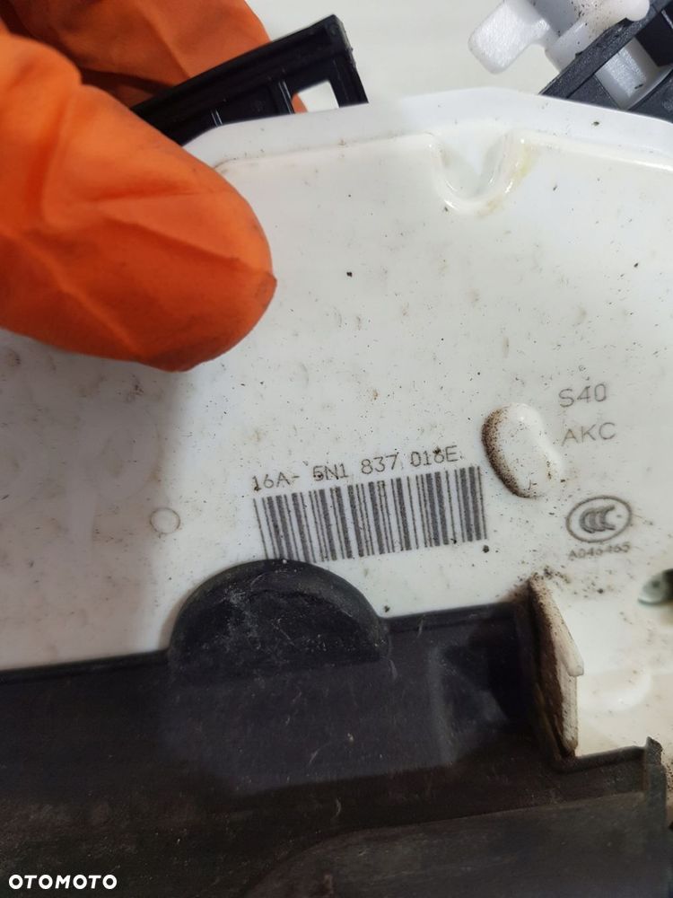 ZAMEK DRZWI PRAWY PRZÓD 5N1837016E VW TIGUAN 5N 2.0 TDI 12R LIFT EUR LC9X - 12