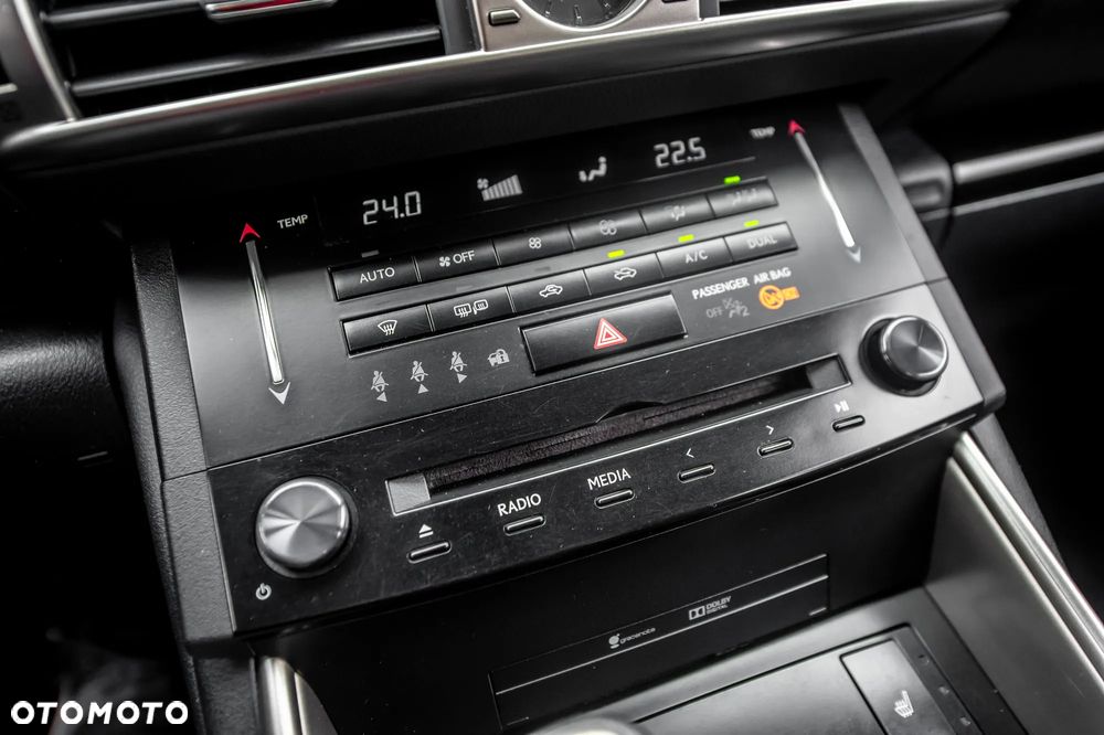 Lexus IS 300h Business Edition - 30