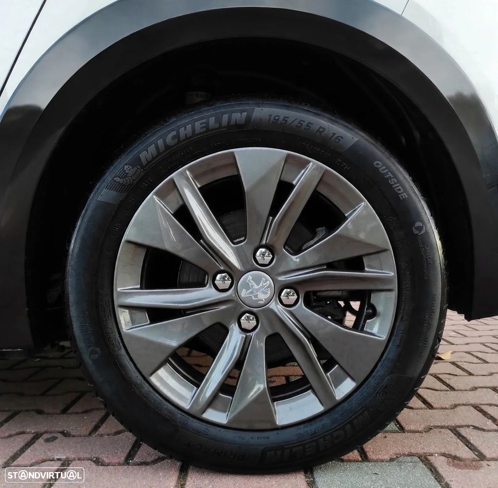 Peugeot e-208 Allure - 40