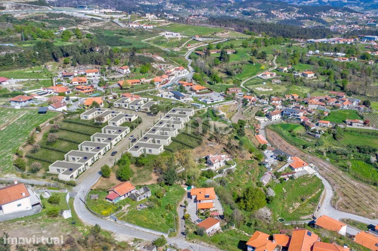 Quinta com terrenos para construção em Louredo, Amarante