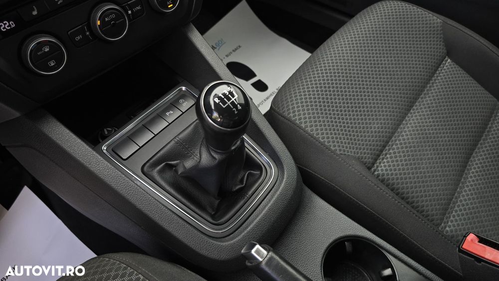 Volkswagen Jetta 2.0 TDI Highline - 17