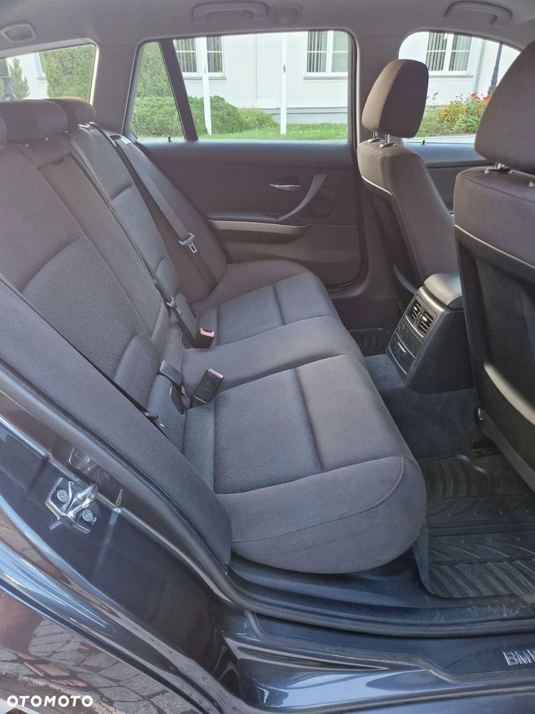 BMW Seria 3 318d - 23